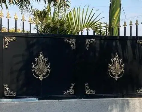 שער ברזל מלא עם עיטורי פליז מוזהבים