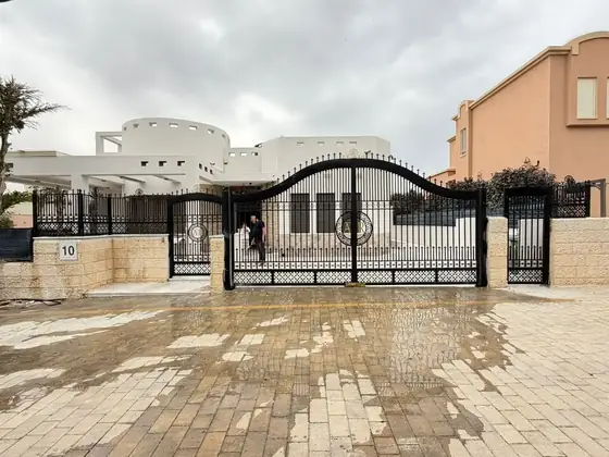 שער כניסה מקושת לחצר וילה