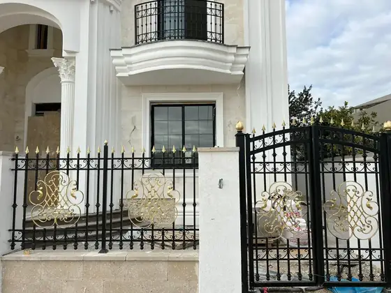 שער ברזל מעוטר בכניסה לבית פרטי