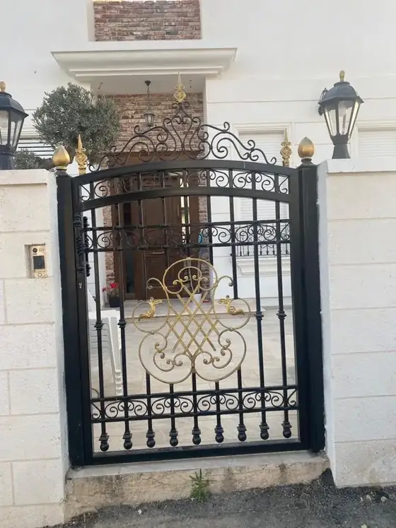 שער הולכי רגל מעוטר בעיטור פליז מרכזי
