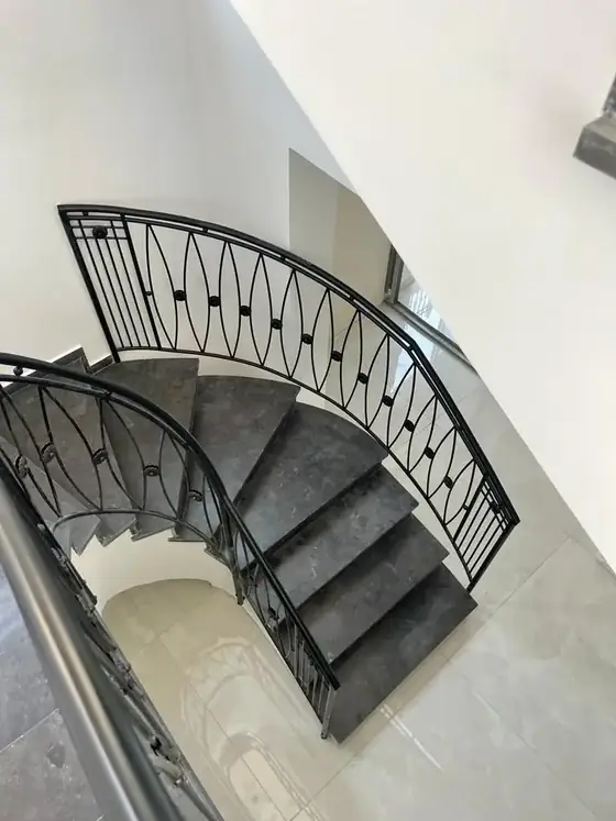 מעקה מדרגות מתעגל מברזל שחור, מבט מלמעלה