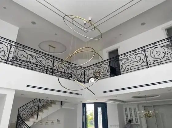 מעקה גלריה מפוסל בברזל בחלל כניסה כפול-גובה