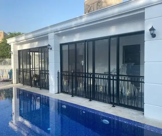 מעקה ברזל מגולוון סביב בריכת שחייה בחצר