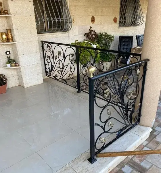 מעקה פנים מפוסל בברזל עם עיטורי סלסול